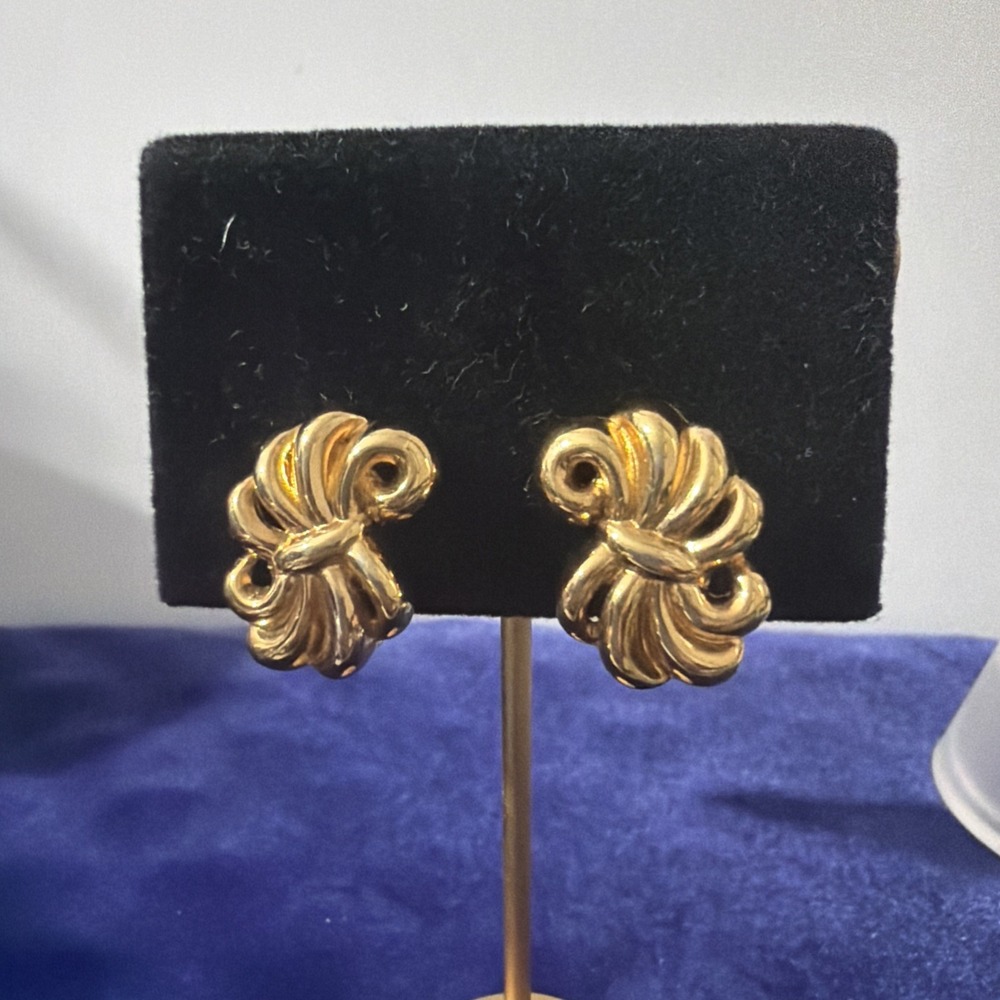 Vintage 50s Signed MONET Gold tone Polished BOW Clip-On Earrings